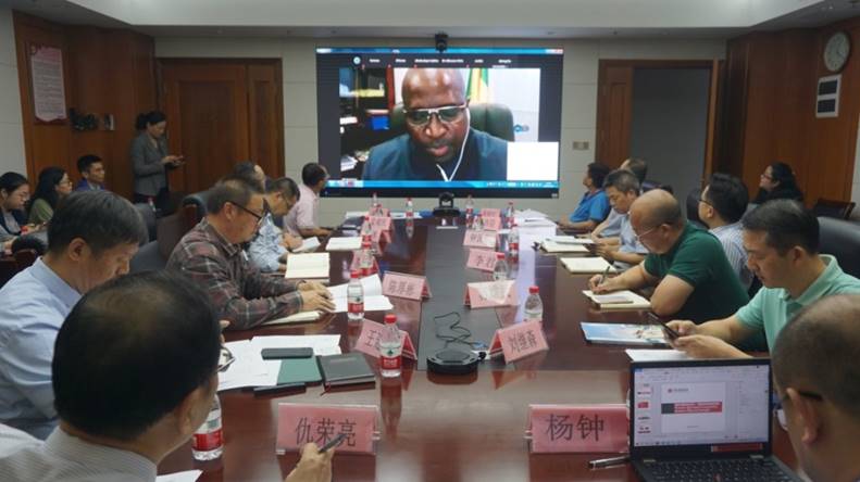 说明: 一群人坐在桌子前描述已自动生成